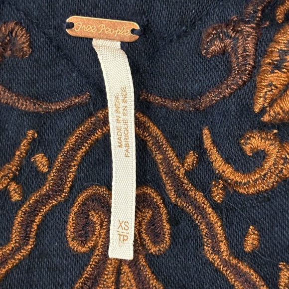 Free people bell sleeve crop top size XS embroidered paisley pattern navy blue - Picture 4 of 8